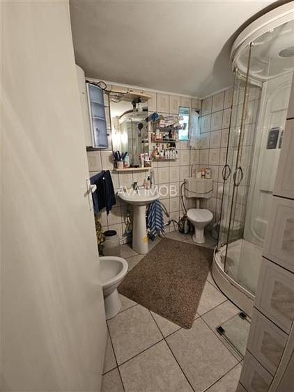 Casa spatioasa de vanzare in centrul satului Racaciuni – teren generos, livada, - 11