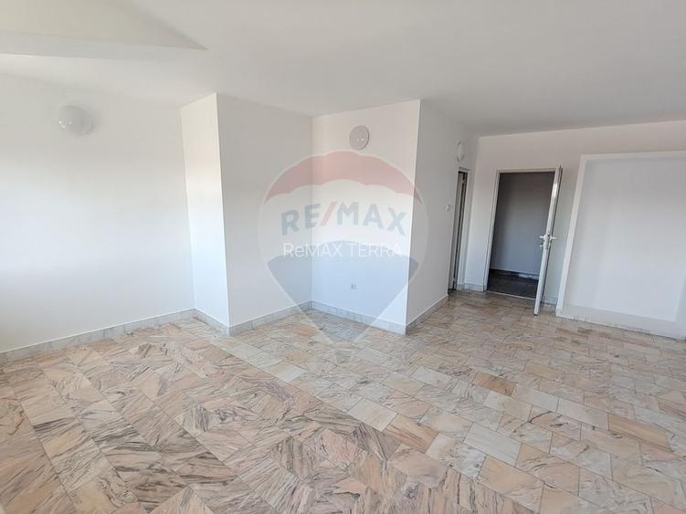 DE ÎNCHIRIAT – Spațiu comercial generos P+2 în zonă Centrală - 9