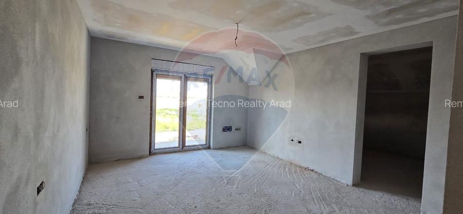 CASA CU ETAJ DE VANZARE LA GRI LA 12 KM DE ARAD ZIMANDUL NOU - 4