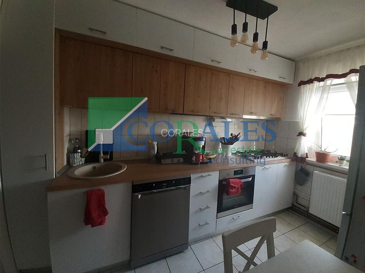 Vedere pe 2 parti. Decomandat. Mobilat si utilat. - 12