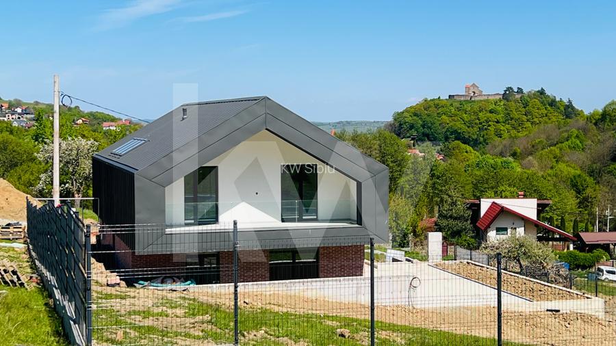 Casă arhitectură modernă cu panoramă spre Munții Făgăraș și Cetatea Cisnădioara - 3