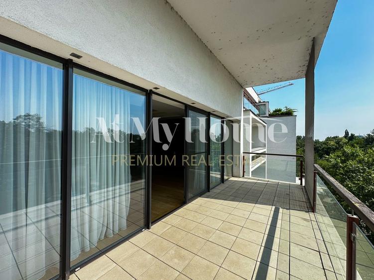 Apartament foarte spatios cu 3 camere, 2 terase, vedere la parc, parcare, paza