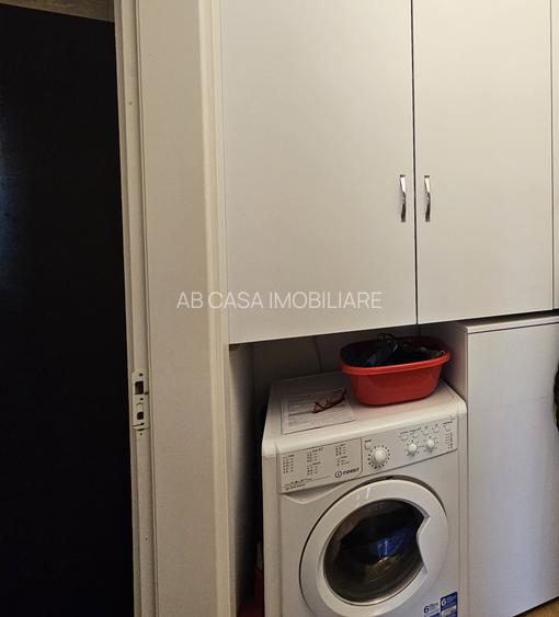 Ap. deosebit 2 cam, et. 3, semidec, cu parcare, Bogdăneștilor, colț cu Mendeleev - 10