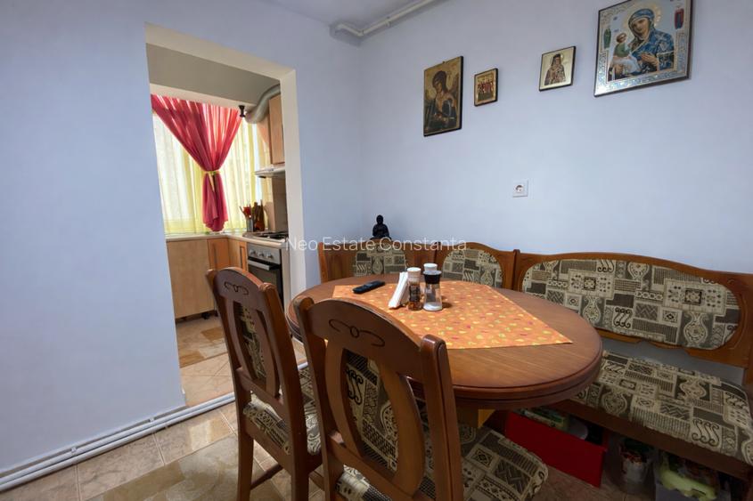 Apartament 3 camere | Decomandat | Etaj 2 | Parcare | zona Poarta 6 - 8