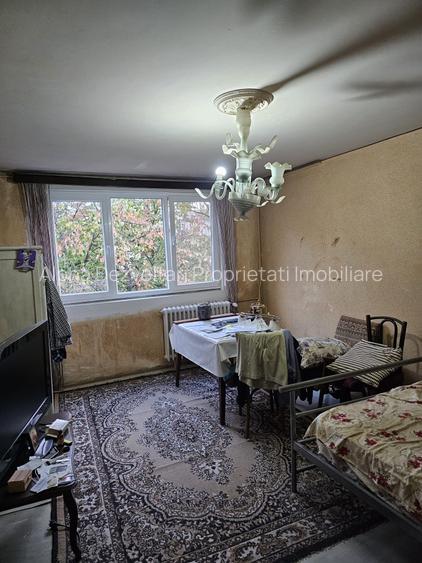 Titan, piata 1 Decembrie 1918, str. Jean Steriadi - 4