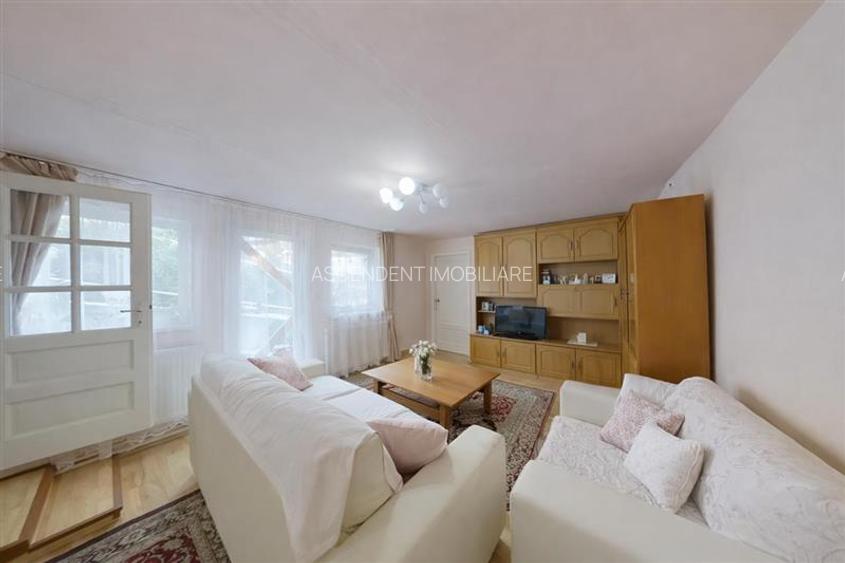 Casuta singura in curte, in Cetatea Medievala a Brasovului - 2