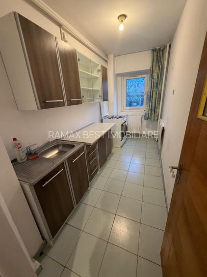 Piata Muncii 1 minut metrou - vedere spate - bloc 1986 - 2