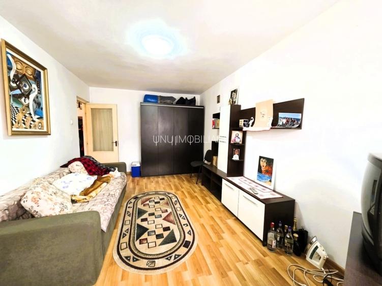 Etaj 2-Podul de Fier-Intersectie-2 Camere Decomandat-bloc 81' - 2