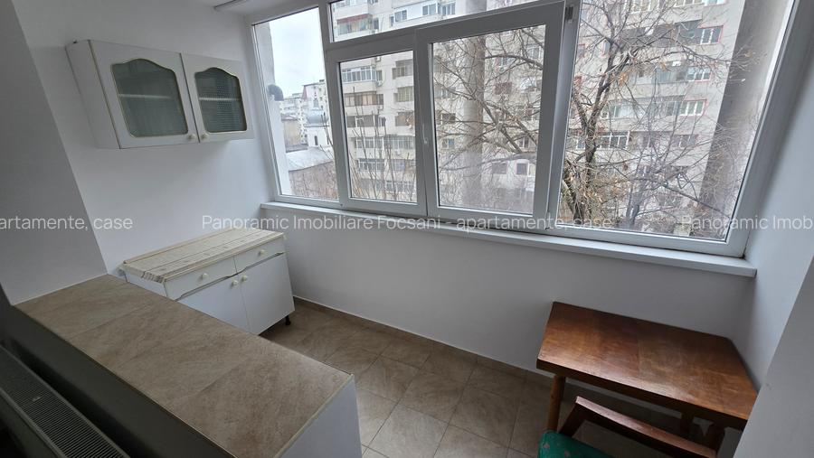 Apartament de vanzare  2 camere, renovat si mobilat complet,  central Focsani - 7