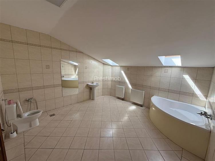 De inchiriat spatiu birouri, 10 birouri , 4 bai, garaj, 4 bai si teren 10 arii,S - 8