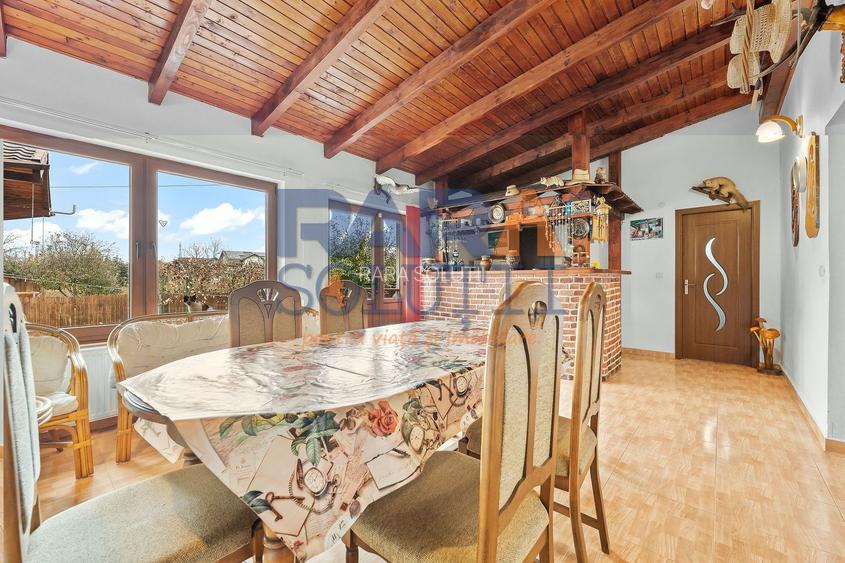 Vilă cu 6 dormitoare, 2 garaje, anexe multiple - 2076 mp teren - 9