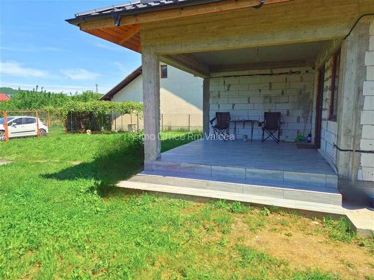 CASA PE PARTER IN BUJORENI - LINISTE, CURTE SI VEDERE SPRE VF. COZIA - 3