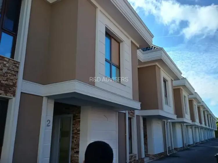 Vilă 5 camere  curte și parcare – 1 Decembrie - 3