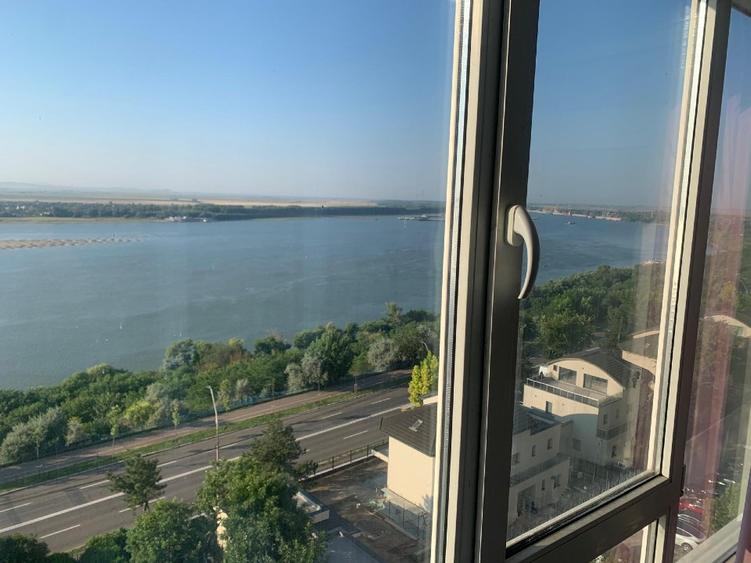 Vand apartament 3 camere , 105 mp , Faleza Dunării , Vedere frontală Dunăre