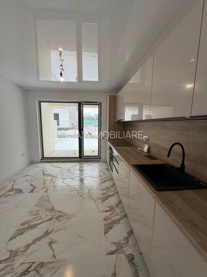 VILA  P+1 LA VANZARE - CARTIER REZIDENTIAL OVIDIU - VEDERE FRONTALA LAC - - 3