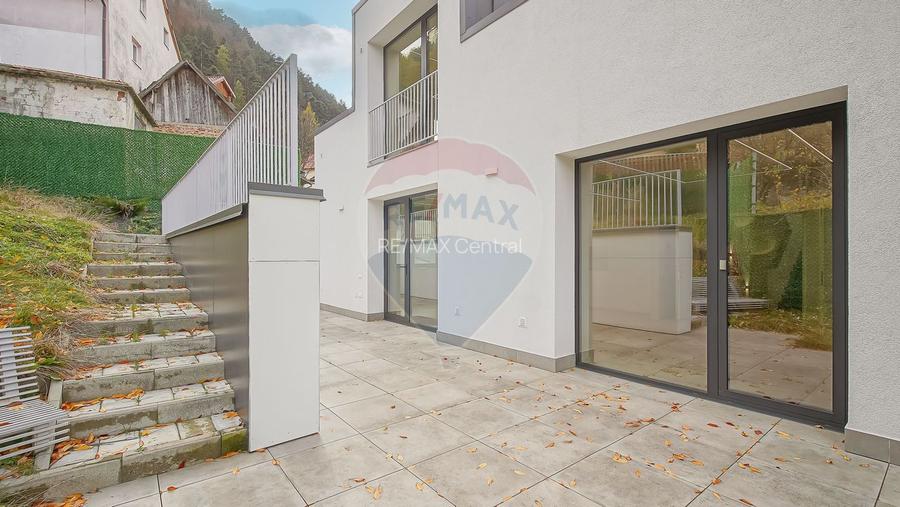 La poalele Tâmpei — vilă contemporană în Schei - 25