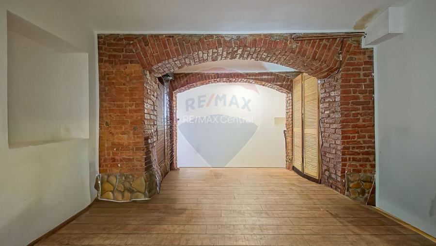 Casă cu 7 Camere + Spațiu Comercial, Oportunitate Rară, Comision 0% - 21