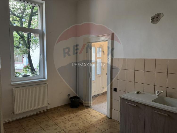 Apartament ultracentral cu curte, 2 unități locative. Str. Pitesti - 20