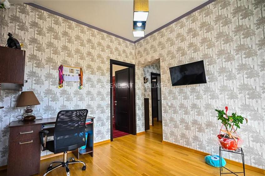 Resedinta distincta, mobilata cu rafinament, pe 1.000 mp teren, Central, Sacele, - 10