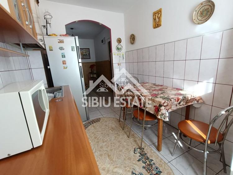Apartament de vanzare cu 3 camere, decomandat -55 mp. balcon, pivnita - 11