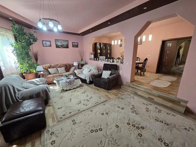 Casă Individuală cu 8 Camere și 4 Băi de Vânzare în Ciarda Roșie - 375 - 3