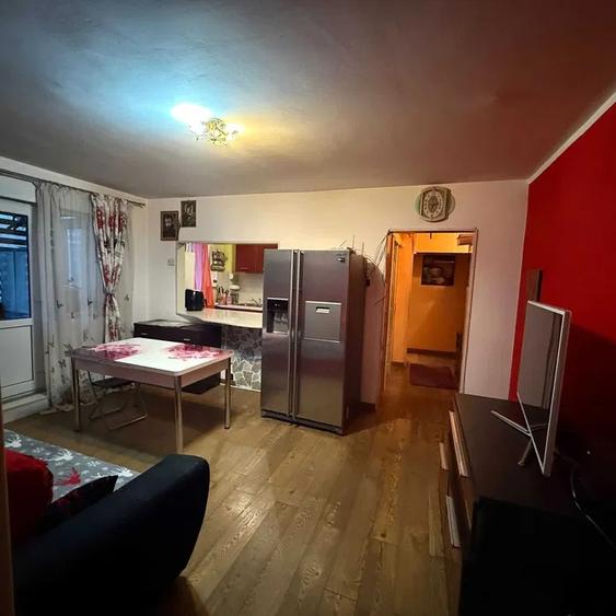 Apartament 3 camere, etajul 2/4, zona Mircea cel Batran