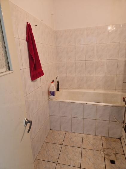 Garsoniera situata in zona Capat 1 , etaj 2 , decomandata