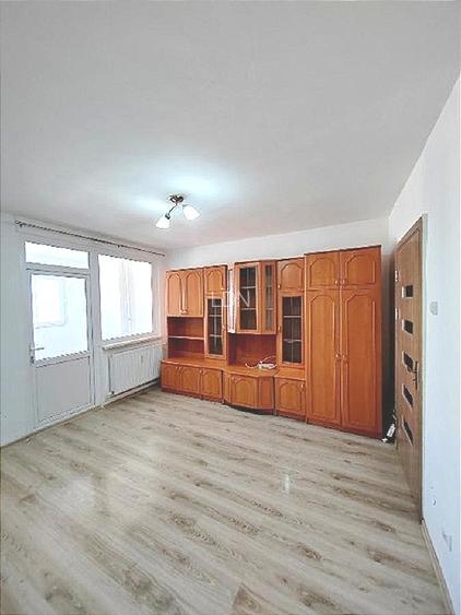 Proprietar vand garsoniera la etaj intermediar  - 9