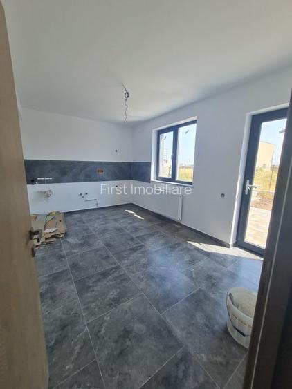 Vila cu 4 camere,2 bai,finisaje deosebite,curte 330 mp - 6