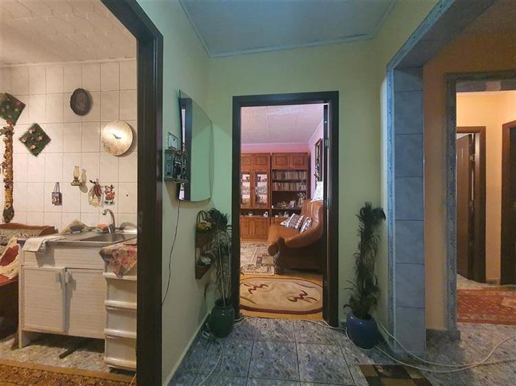 Apartament 3 camere decomandate de vanzare str. Republicii parter