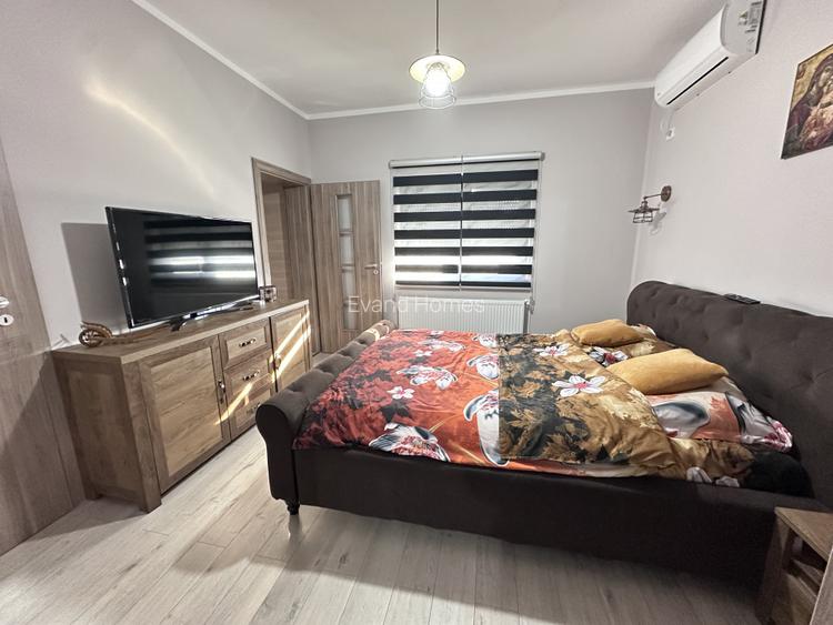 Duplex despartit prin garaj cu 5 camere - Dumbravita - 9