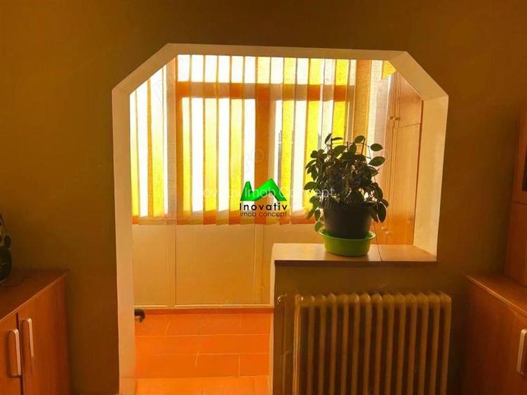 Apartament de vanzare 3 camere Vasile Aaron - 2