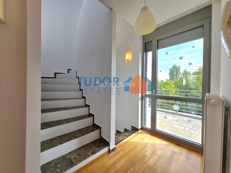 Elegant Multi-Level Home with 4 Bedrooms and Expansive Terraces in Green Lake - 6