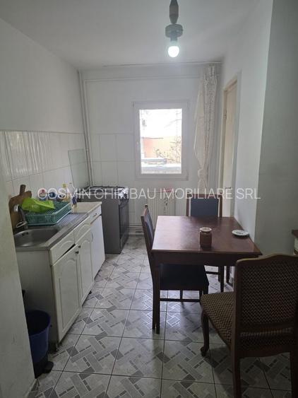 De închiriat apartament 4 camere DC - 16