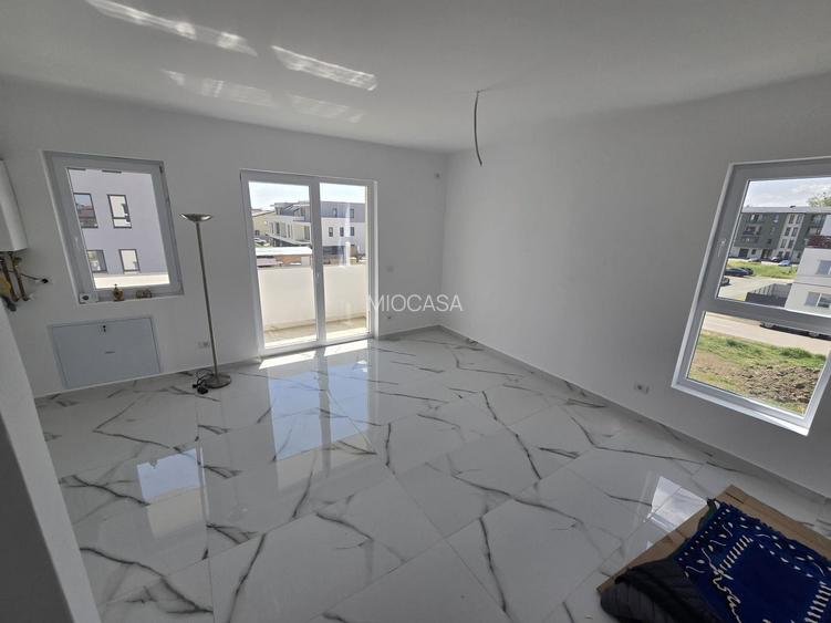 Nou. Disponibil imediat. Decomandat. Etaj intermediar. - 2