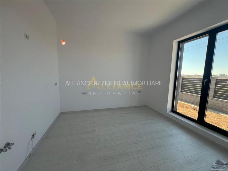 Casa individuala pe parter cu 4 camere // 2 bai // panouri 3 Kw - 9