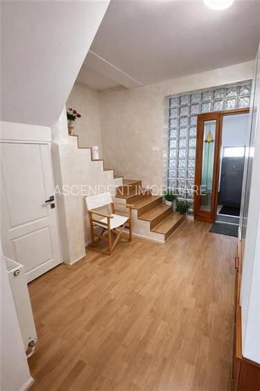 Casa in apreciabil potential,cu terase, curte,gradina echipata,2 pivnite,Str. Ro - 17