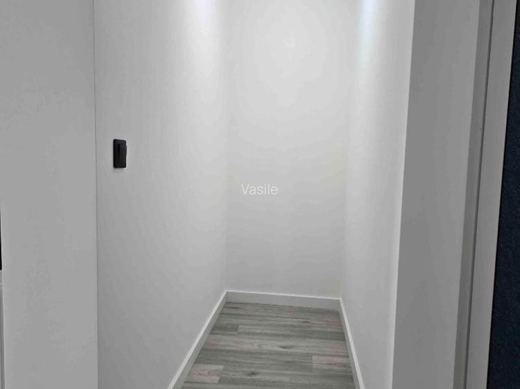 Vând apartament 3 camere, garaj - 8