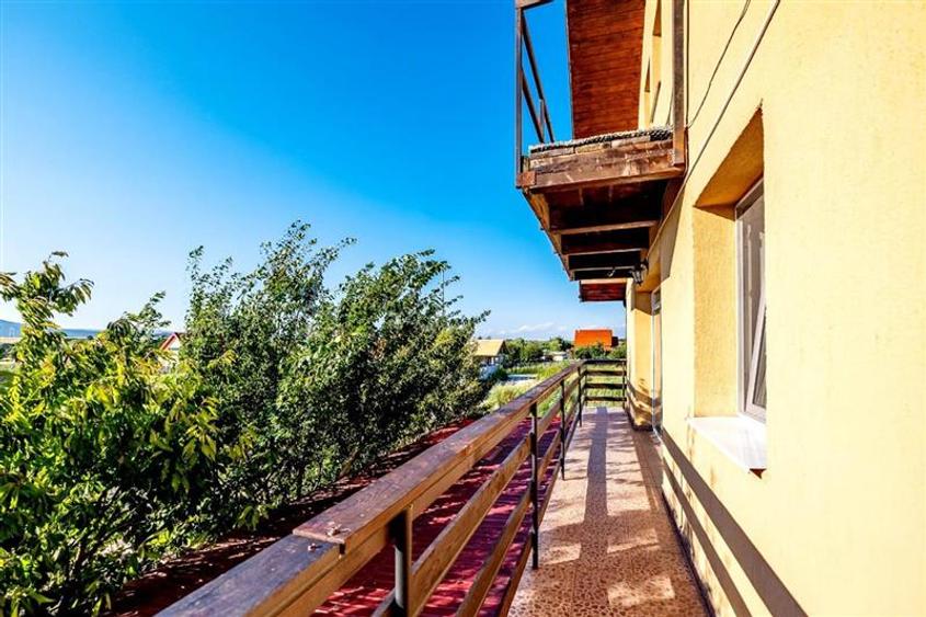 Vila luminoasa, curte individuala, priveliste panoramica spre munti, Harman, Bra
