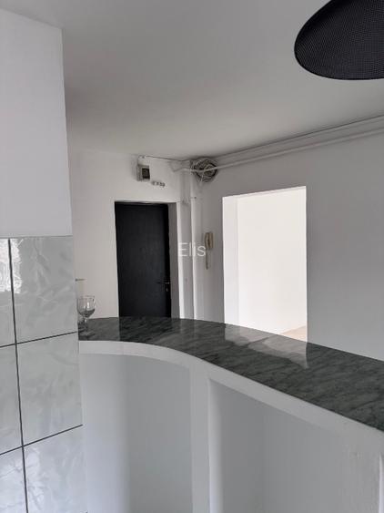Proprietar vând apartament cu 2 camere, situat în Arad, zona Calea Aurel Vlaicu - 9