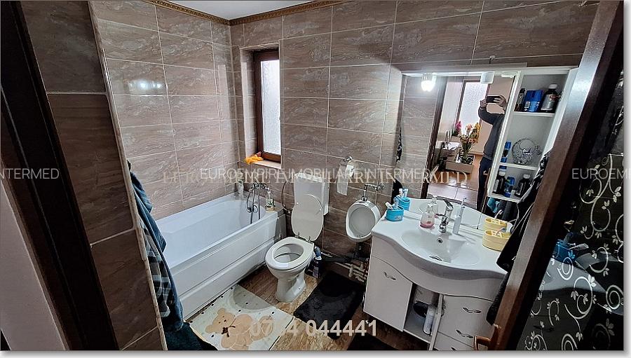 Vila+casa de vanzare zona Km 5 - 27