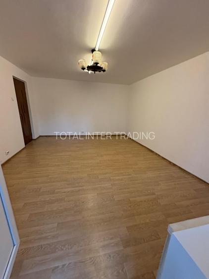 Vanzare-Sebastian, parc ,2 camere, 1/8, decomandat, bl. 95, liber, 118000 E - 7