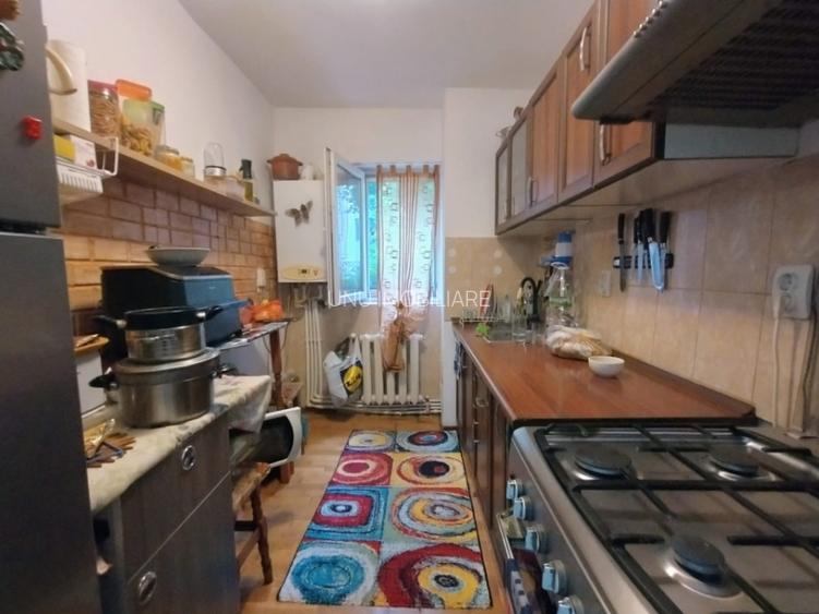 Dacia - Bicaz - 3 camere - mobilat - geam la baie - 3