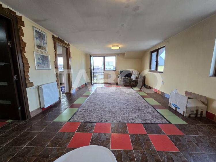Casa de vanzare cu 6 camere 2 parcari curte libera 200 mp in Selimbar