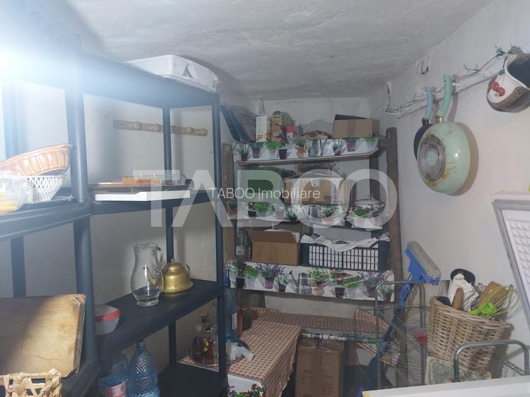 Casa 45 mp 1 dormitor bucatarie baie hol loc parcare in curte Sadu - 12