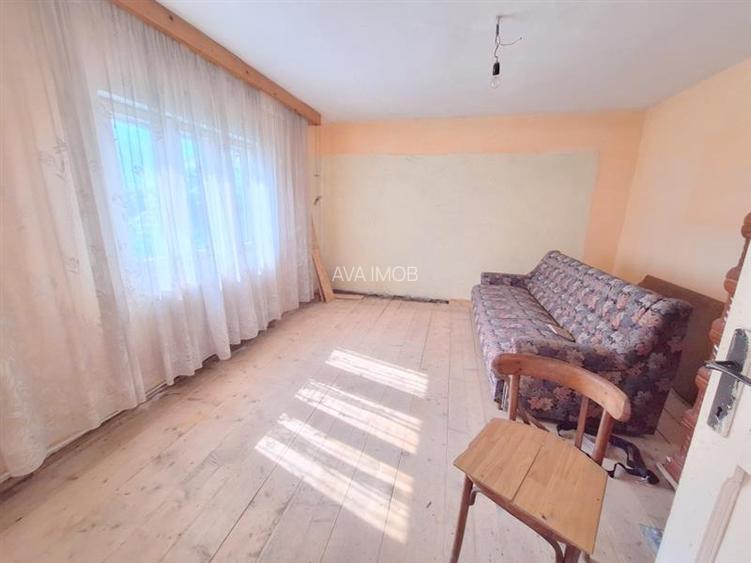 Casa batraneasca  100 mp, teren 4100 mp, zona Izvoare - 3