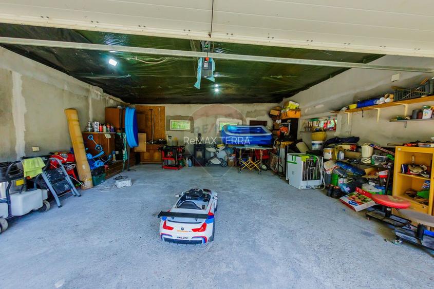 Casă P+1 din cărămidă, 683 mp teren, 4 garaje – Strada Zorilor - 10