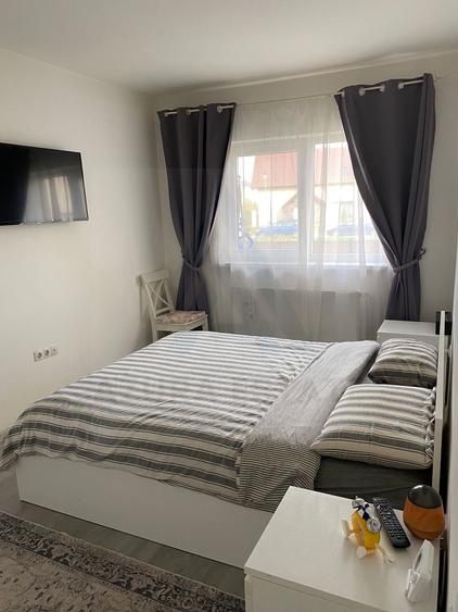 Apartament cu 3 camere 2 bai si curte individuala 74 mp în Șelimbăr