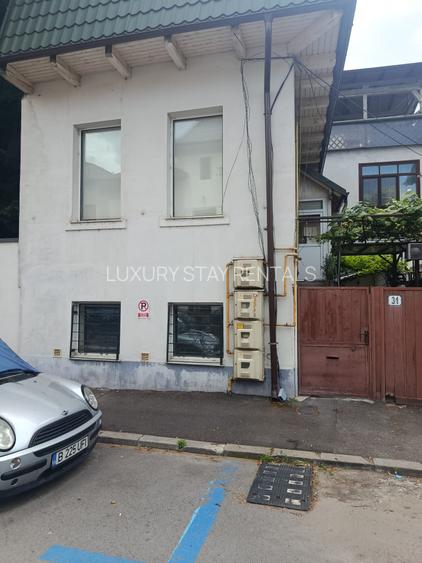 Se oferă spre vânzare o casă cu două nivele situată în Piața Victoriei - 3