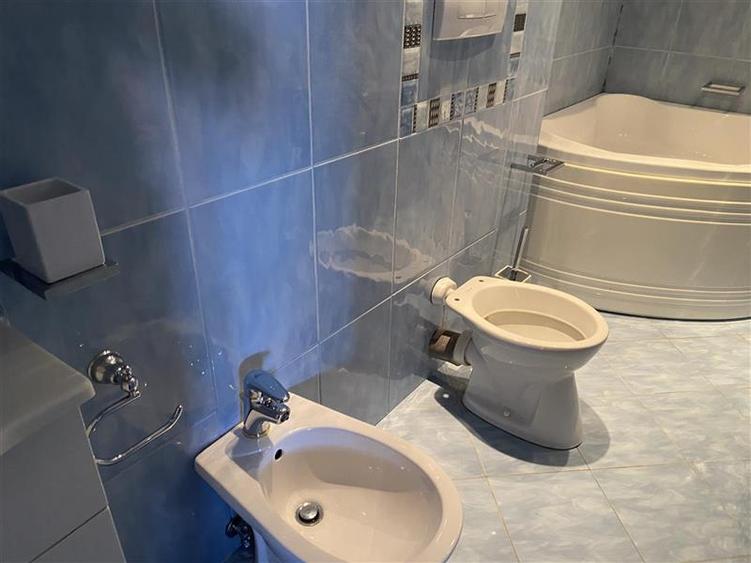 Apartament 4 camere transformat in 3 camere , zona ultracentrala Piata Moldovei